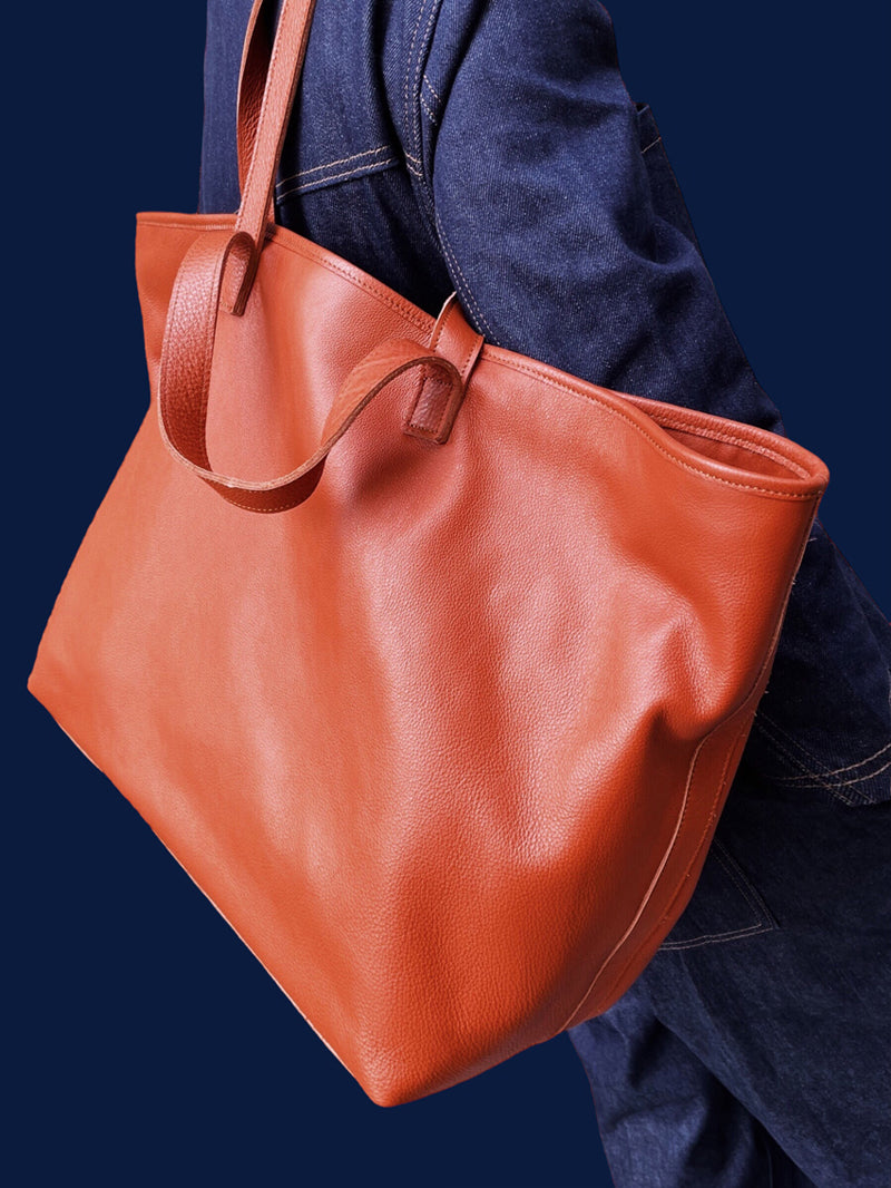 Bolso tote bag oversize piel naranja Ellen Maxi, hecho en Barcelona.